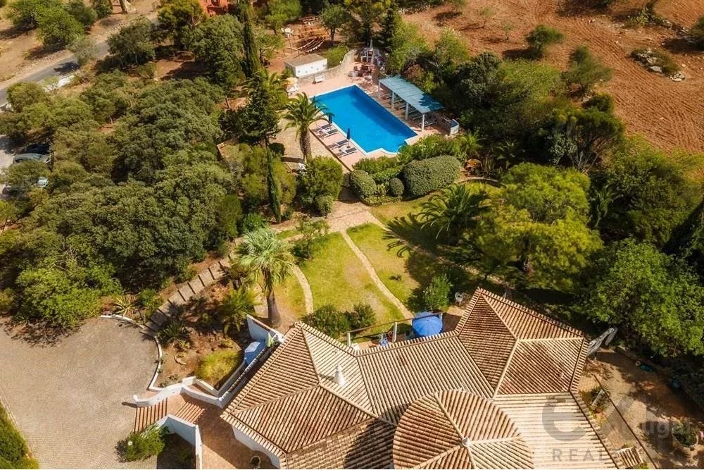 Magnificent property with pool and sea view