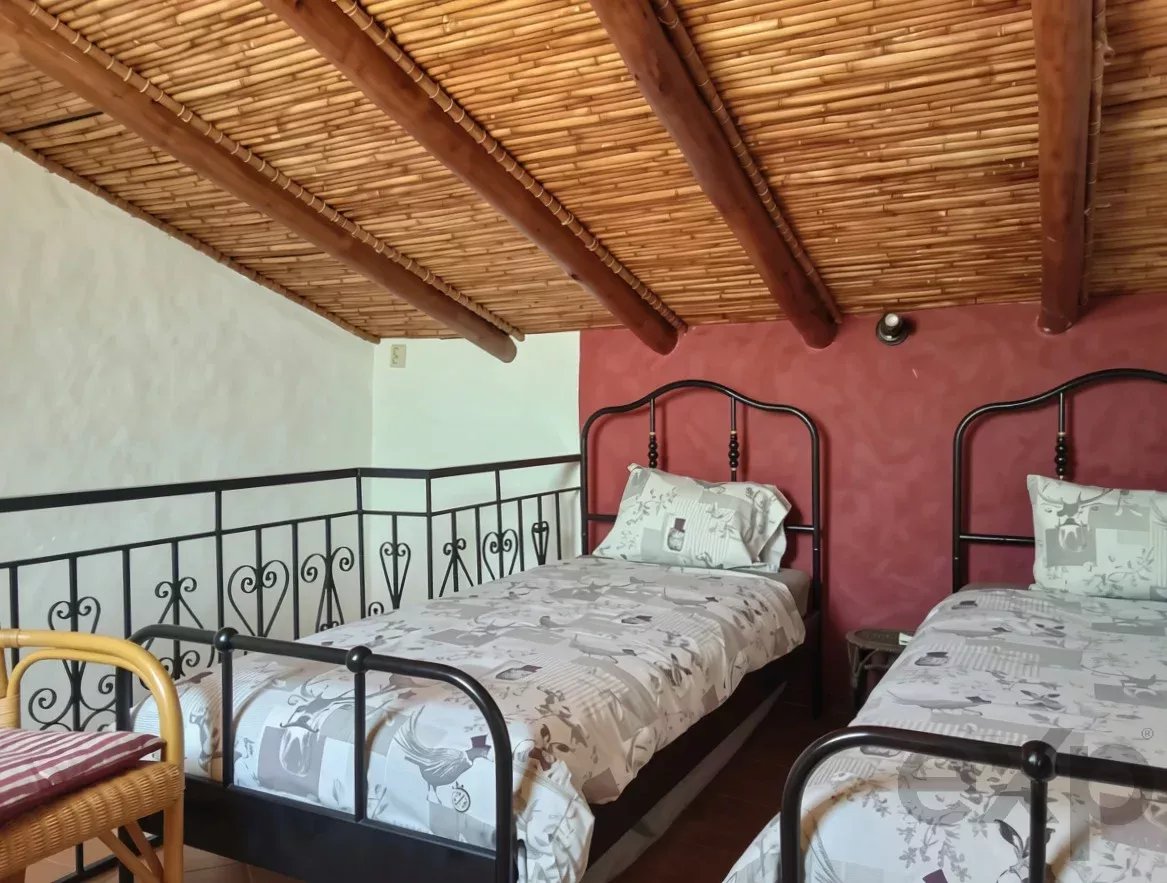 Exclusive property with five independent units and investment potential
