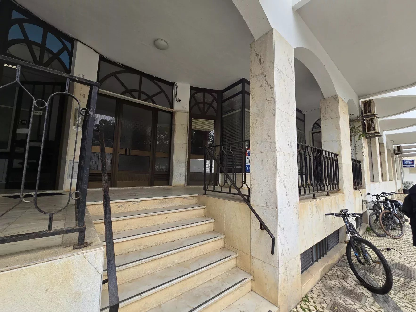 Commercial store of 72 m² in downtown Monte Gordo — business in operation