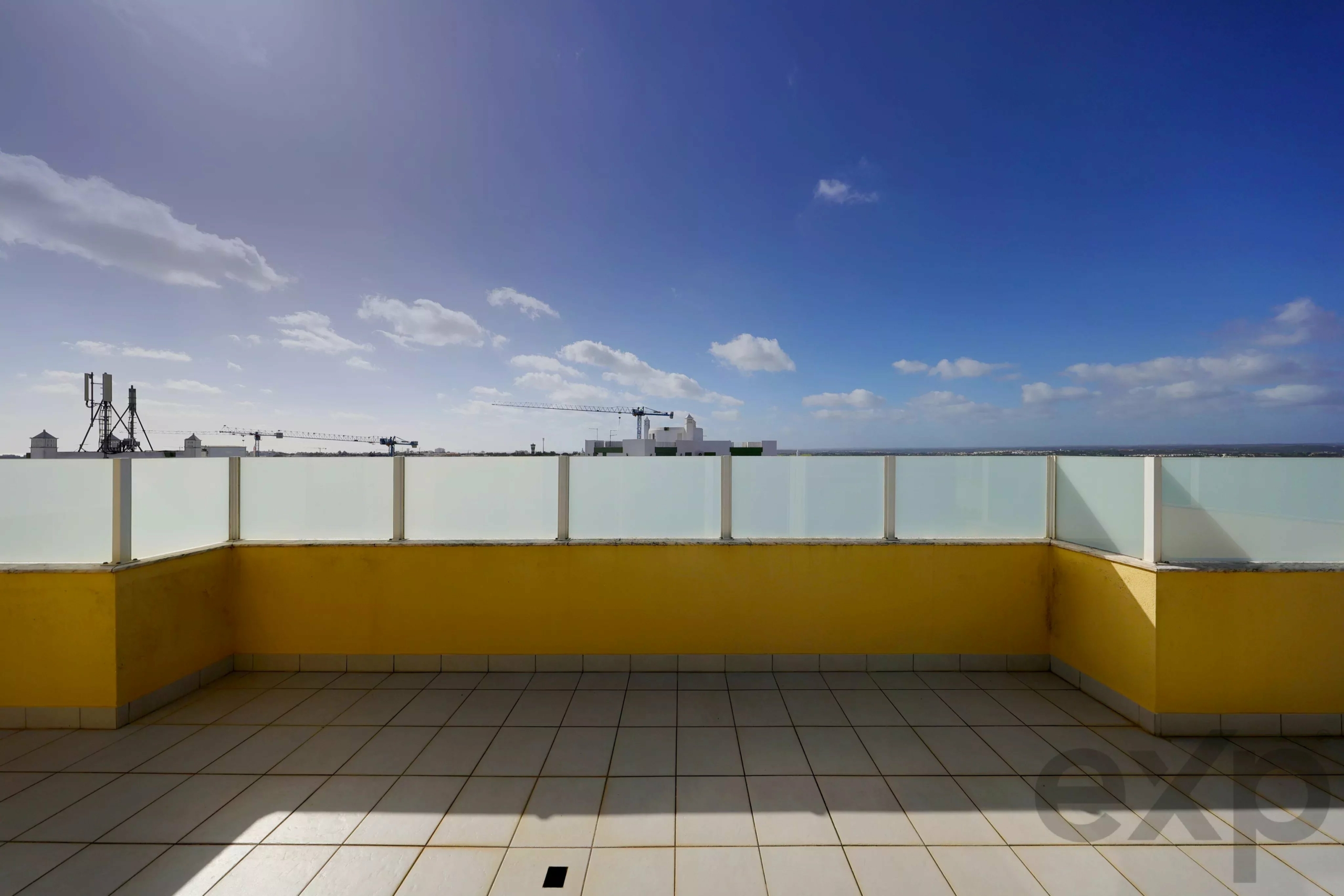 Penthouse exclusif de 3 chambres avec terrasse privée de 119 m², vue mer Portimão et Alvor, et vues panoramiques