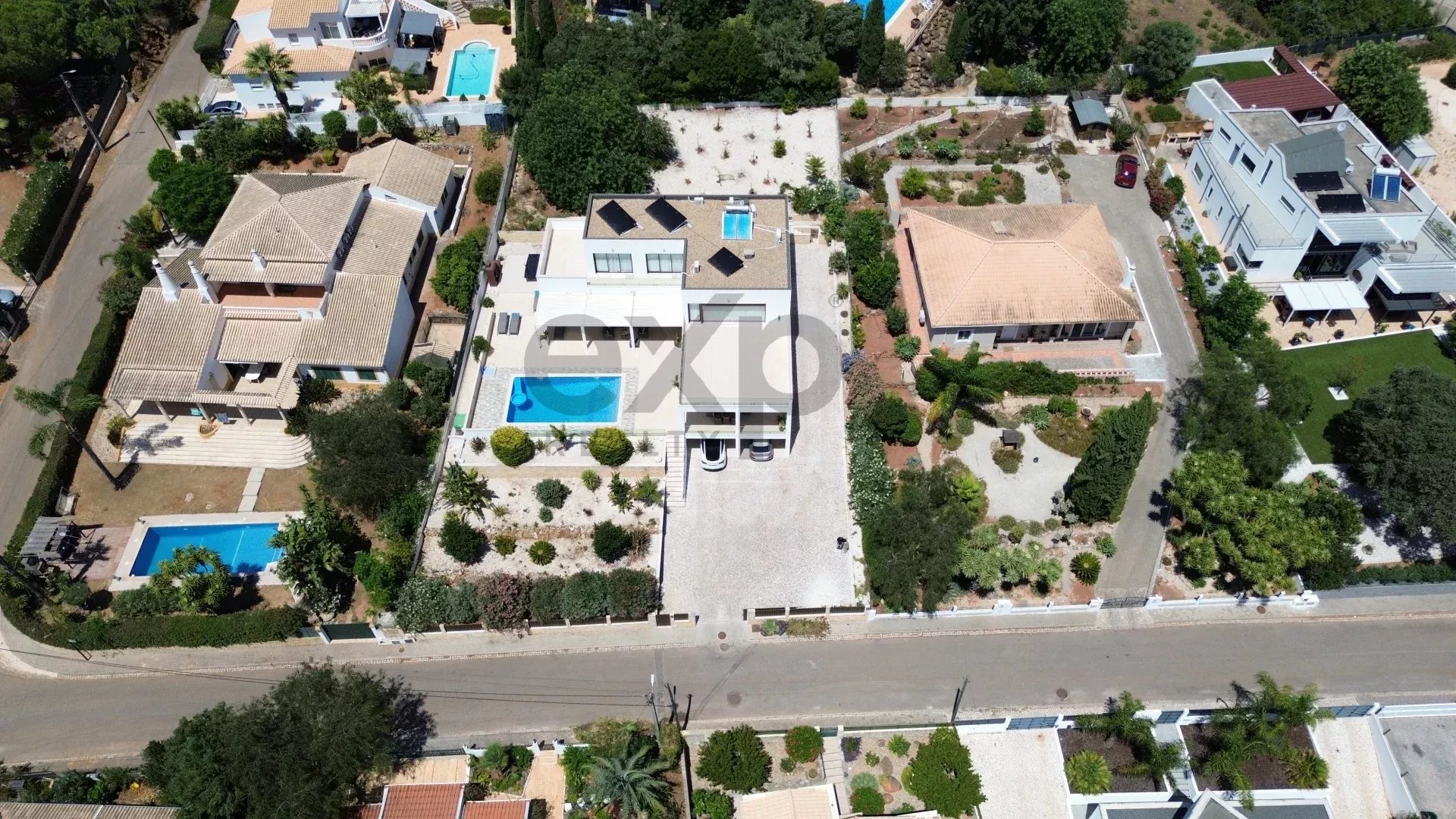 Luxury 4-bedroom villa of 437 m² with swimming pool – Mexilhoeira Grande, Portimão