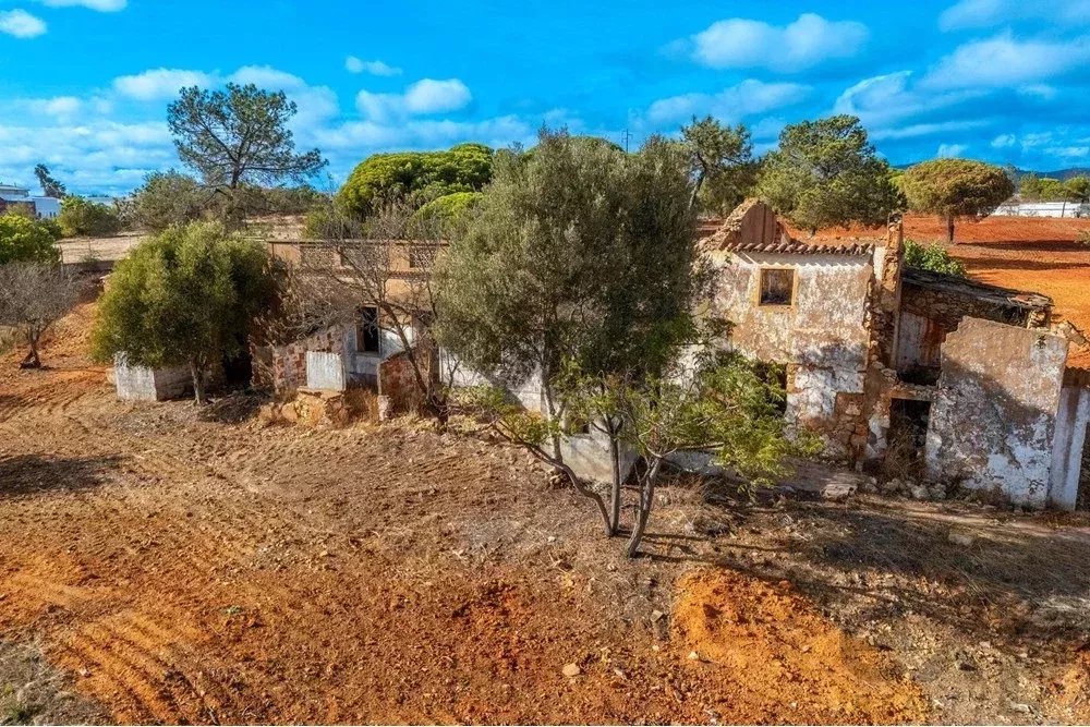 Investment Opportunity – Urban Land with Ruin and Rustic with panoramic sea views in Olhão