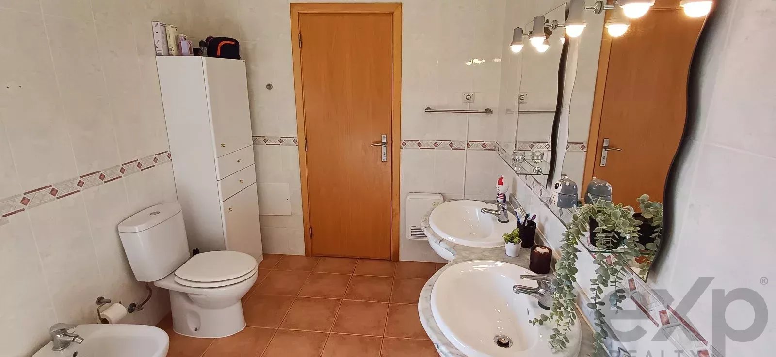 Mixed-use property with 150 m² commercial space, self-contained 2-bedroom apartment and 2,600 m² plot — 3 km from Loulé, Algarve
