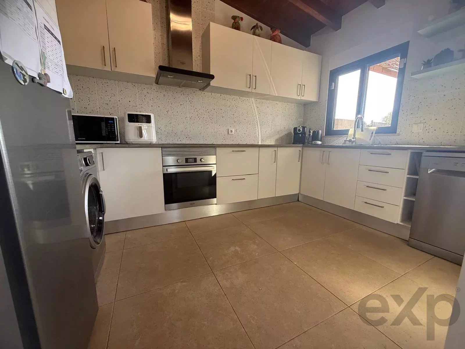 Villa individuelle en Algarve, rénovée en 2023. 4 chambres, 2 salles de bain, 108 m² sur un terrain de 1.100 m². Permis d’agrandissement jusqu’à 300 m². Jardin orienté au sud, piscine, à proximité de l’aéroport de Faro. Idéale pour Airbnb ou pour y vivre en famille.