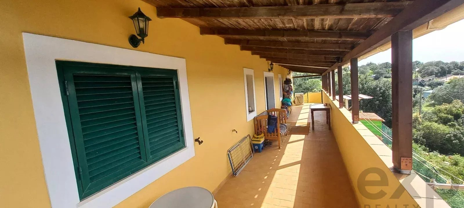 Mixed-use property with 150 m² commercial space, self-contained 2-bedroom apartment and 2,600 m² plot — 3 km from Loulé, Algarve