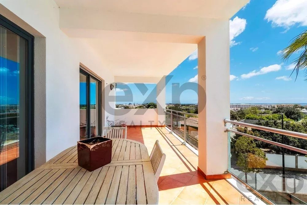 Spacious 4 bedroom apartment in Olhão, located in a luxurious condominium with two shared swimming pools and gym. Expansive interiors and terrace.