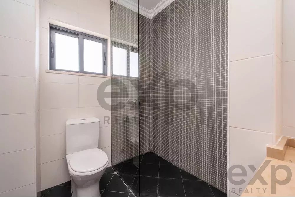 Spacious 4 bedroom apartment in Olhão, located in a luxurious condominium with two shared swimming pools and gym. Expansive interiors and terrace.