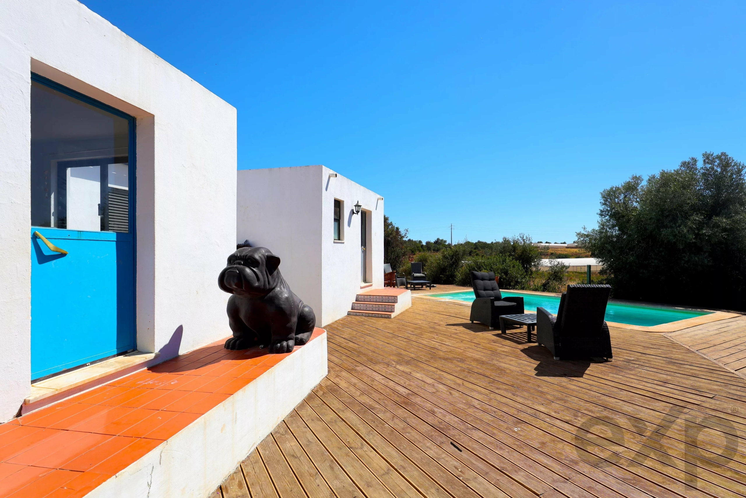 Typical Algarve house with studios, swimming pool and mountain views.