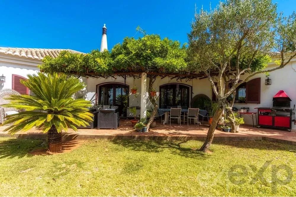 Magnificent property with pool and sea view