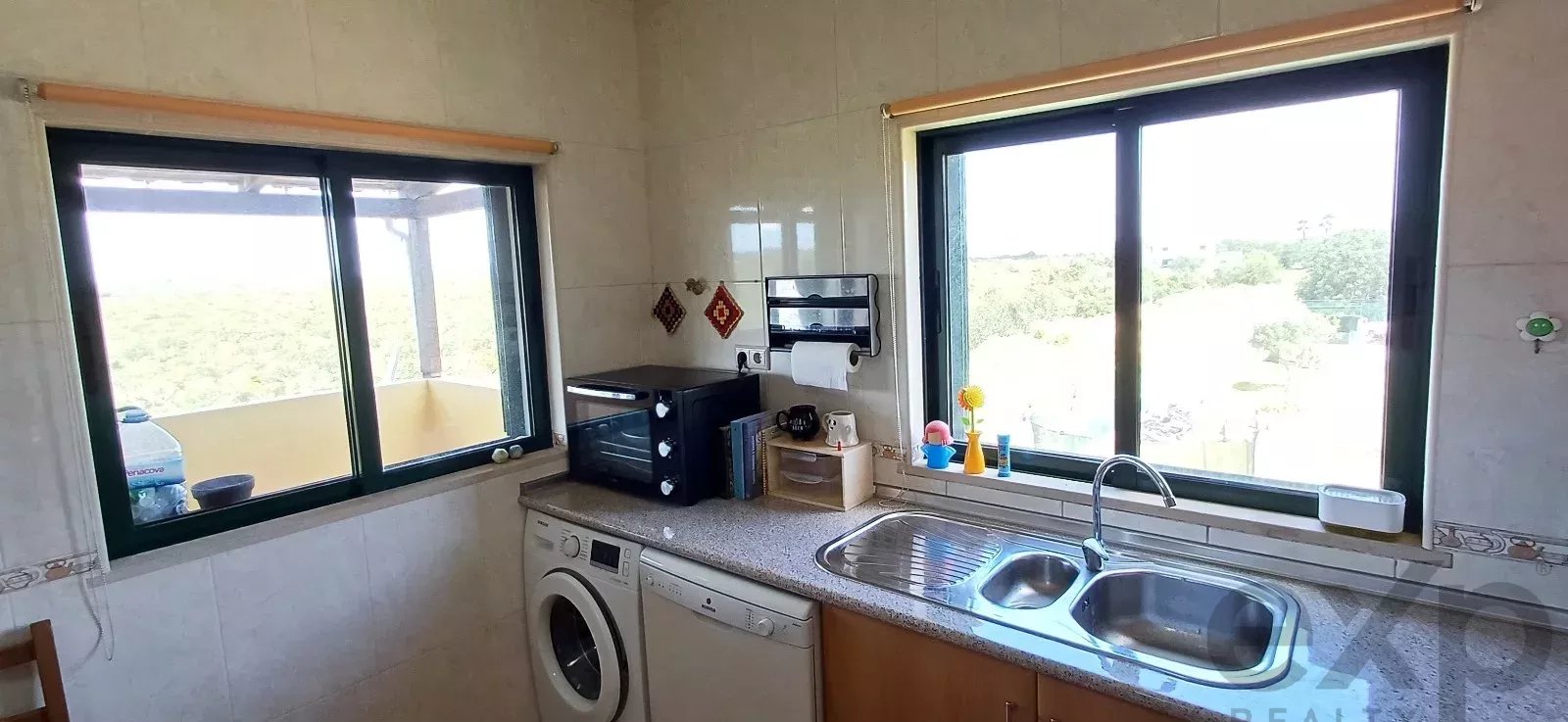 Mixed-use property with 150 m² commercial space, self-contained 2-bedroom apartment and 2,600 m² plot — 3 km from Loulé, Algarve