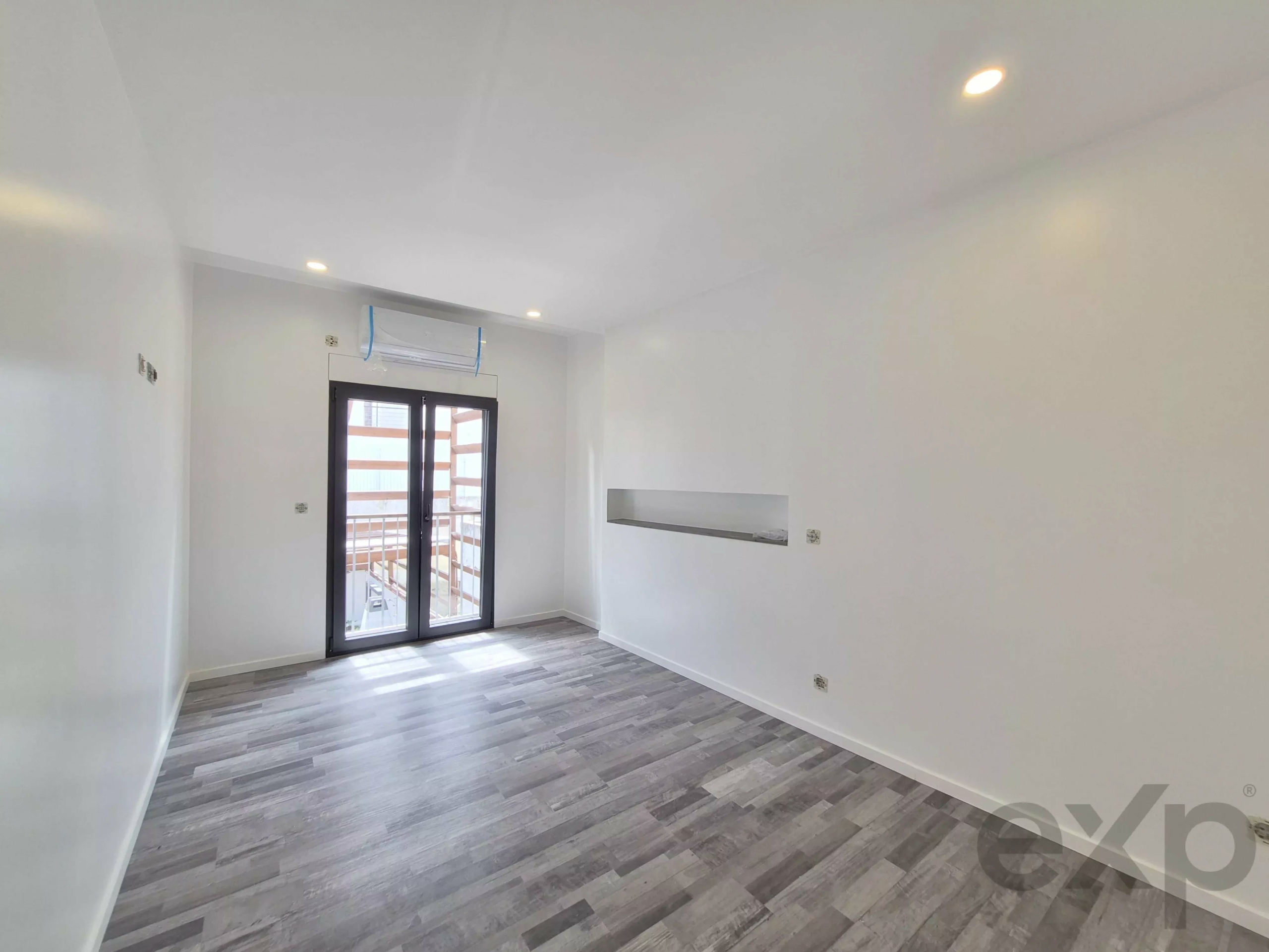 New house, 2 bedrooms, large patio, Alvor center