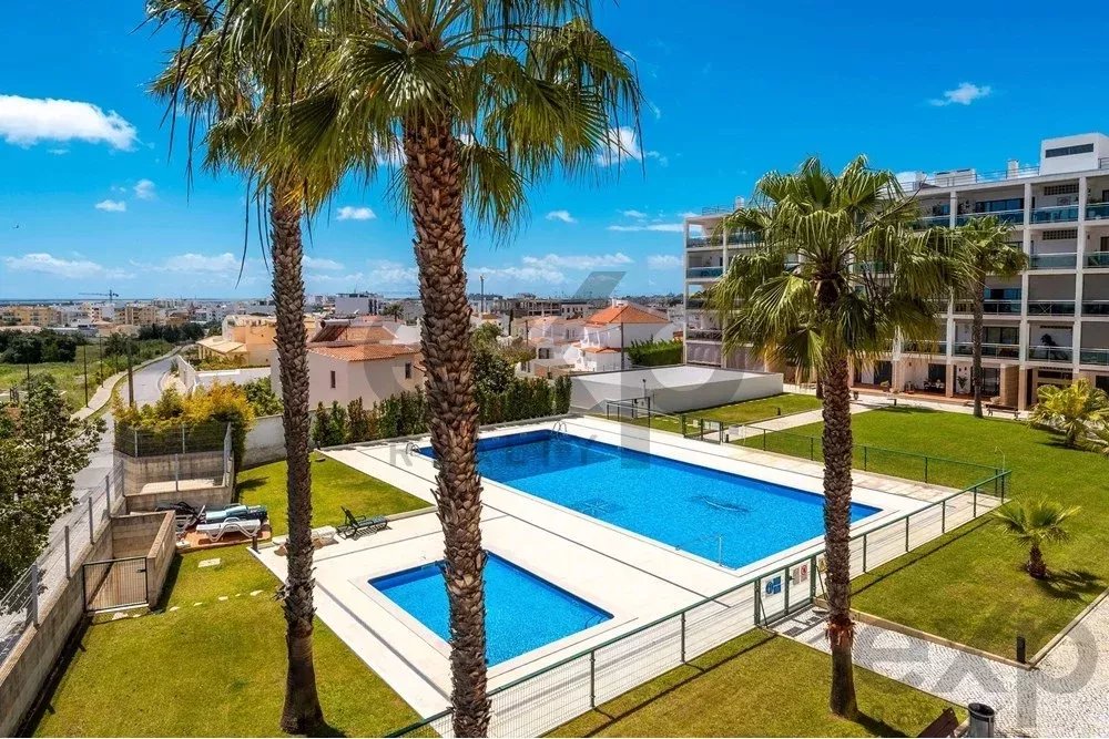 Spacious 4 bedroom apartment in Olhão, located in a luxurious condominium with two shared swimming pools and gym. Expansive interiors and terrace.