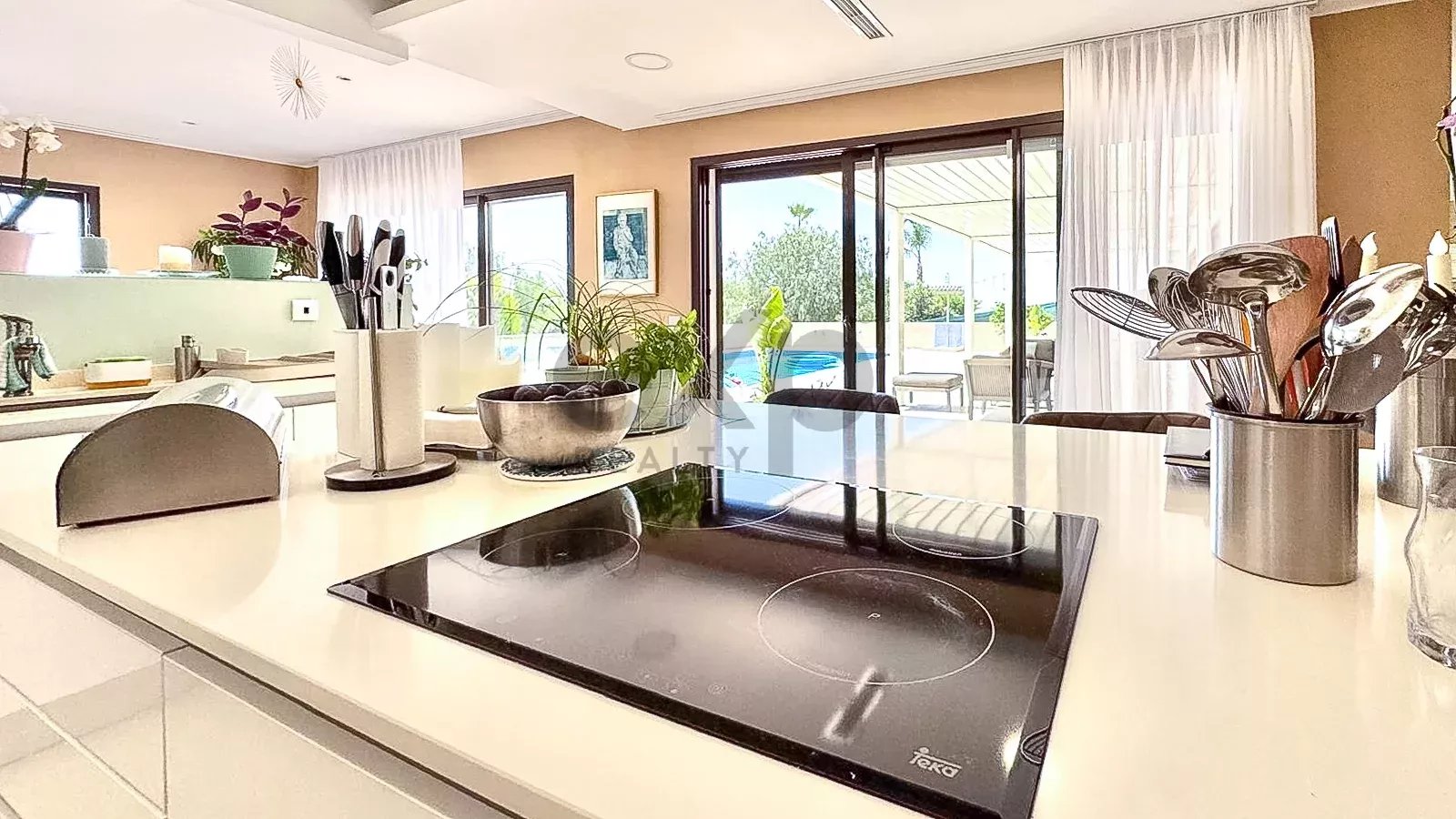 Luxury 4-bedroom villa of 437 m² with swimming pool – Mexilhoeira Grande, Portimão