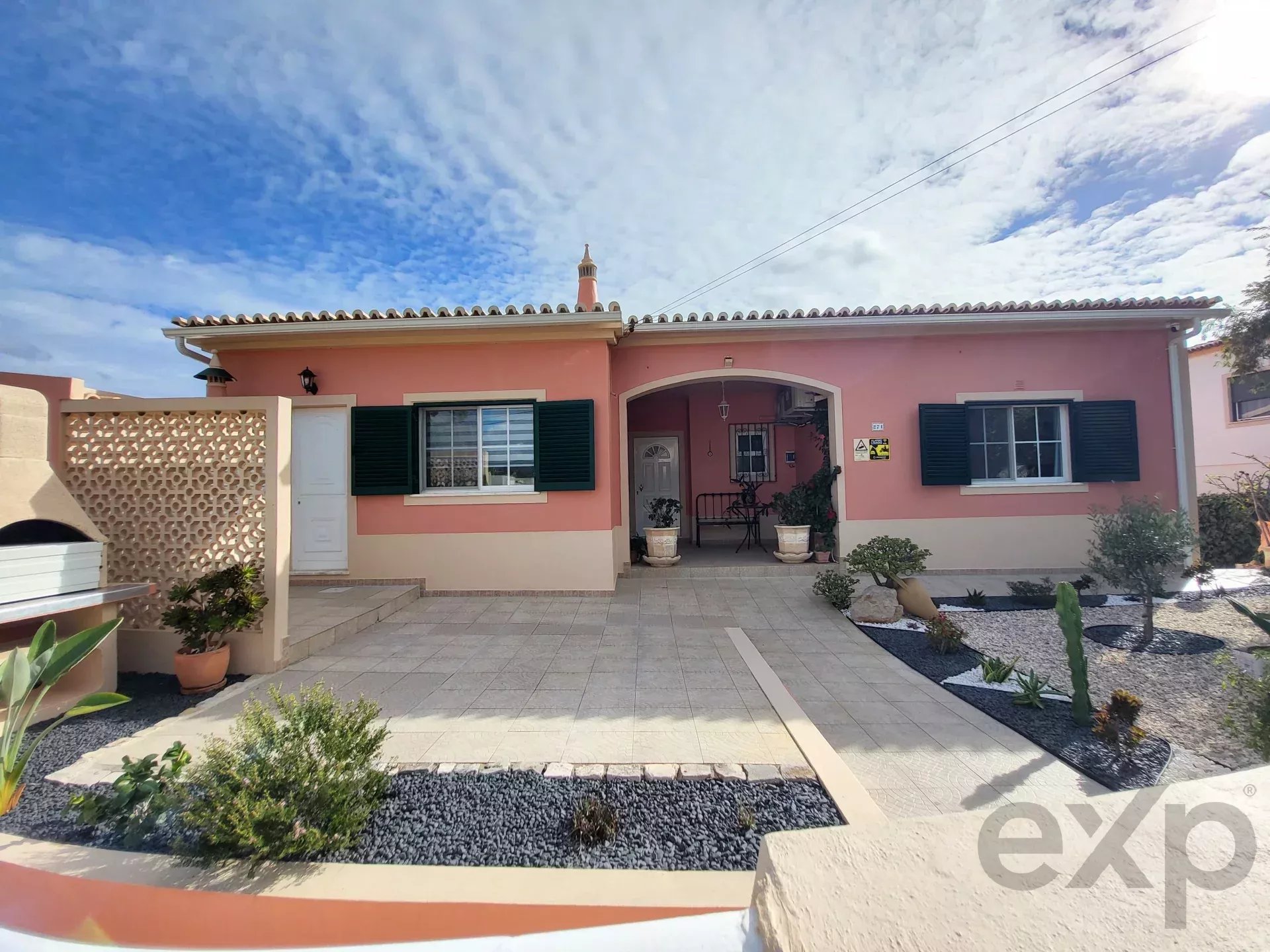 3-bedr. house + 1-bedr. annex, swimming pool and garage,