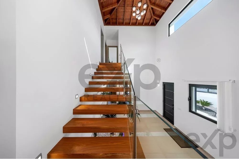 New T4 villa 5 min car to the Beach.