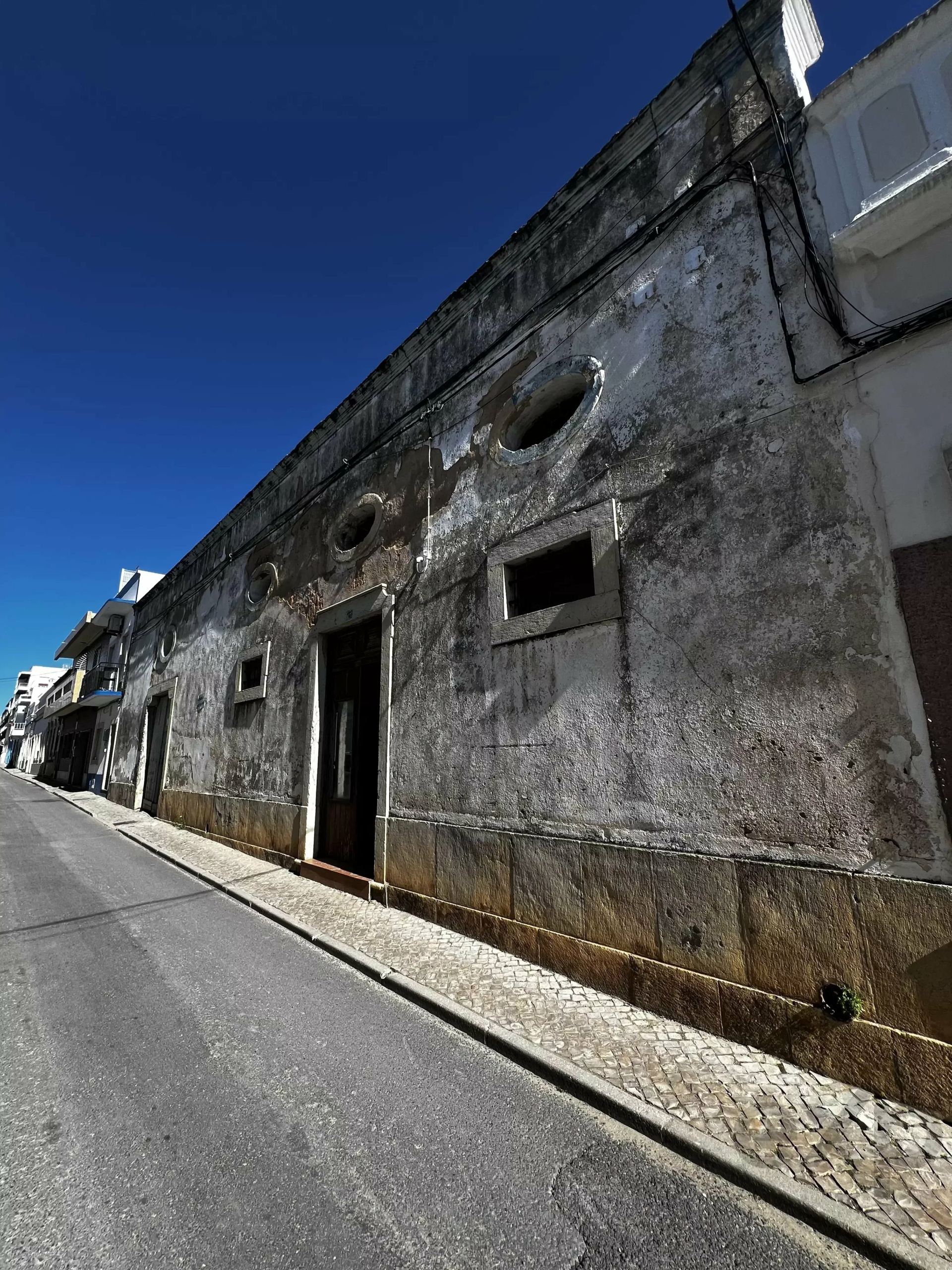 Immeuble à l’âme de l’Algarve : 357 m² au centre d’Olhão avec faisabilité pour 5 étages