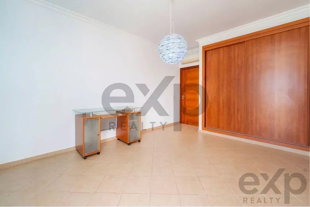 Spacious 4 bedroom apartment in Olhão, located in a luxurious condominium with two shared swimming pools and gym. Expansive interiors and terrace.