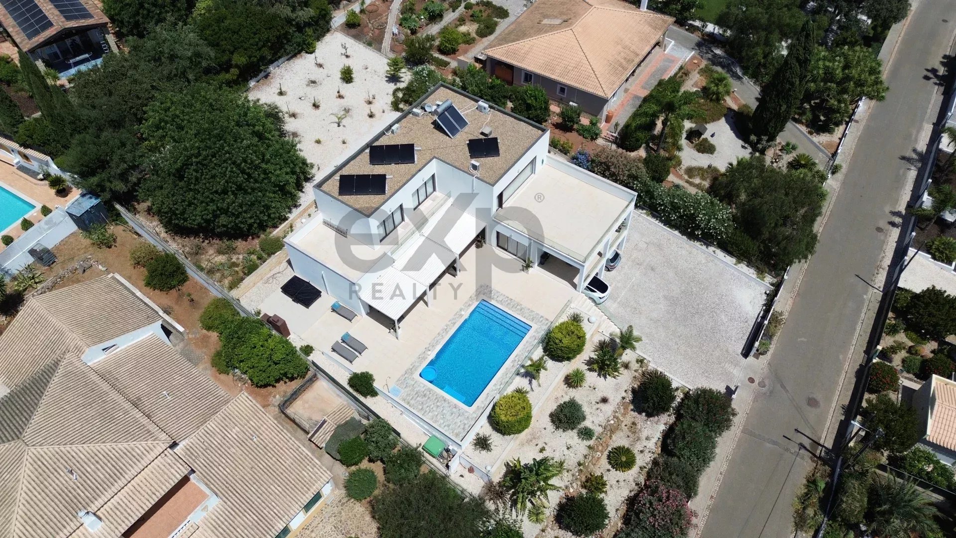 Luxury 4-bedroom villa of 437 m² with swimming pool – Mexilhoeira Grande, Portimão