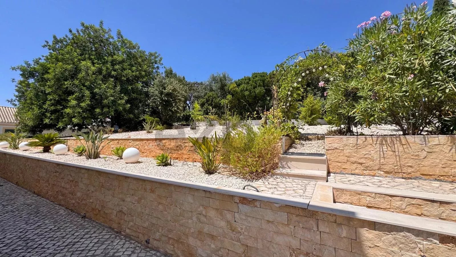 Luxury 4-bedroom villa of 437 m² with swimming pool – Mexilhoeira Grande, Portimão