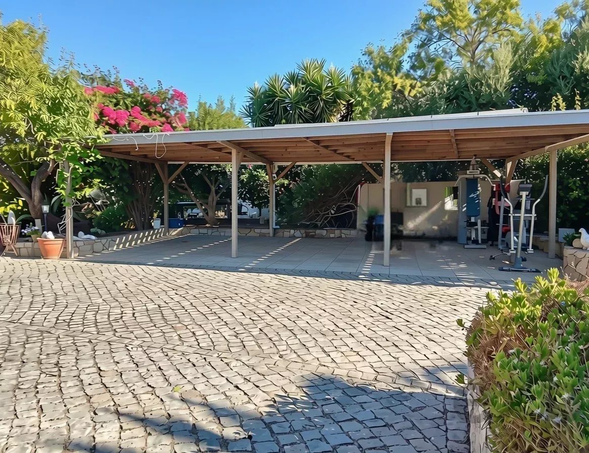 Exclusive property with five independent units and investment potential