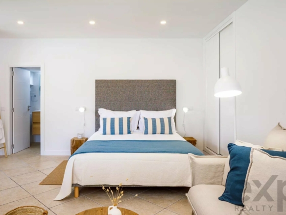 Operating Investment – 4 Beachside Studio Apartments in Central Carvoeiro