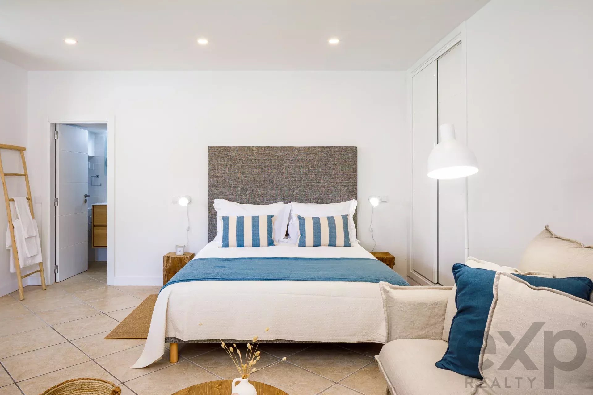 Operating Investment – 4 Beachside Studio Apartments in Central Carvoeiro