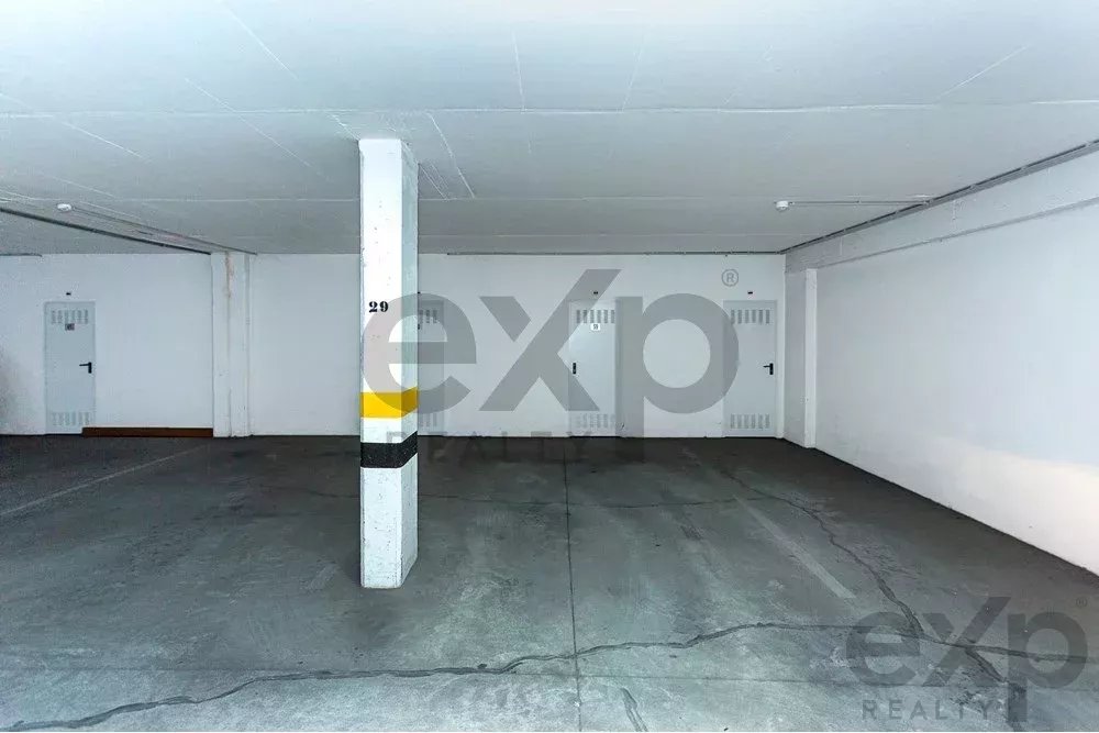 Spacious 4 bedroom apartment in Olhão, located in a luxurious condominium with two shared swimming pools and gym. Expansive interiors and terrace.