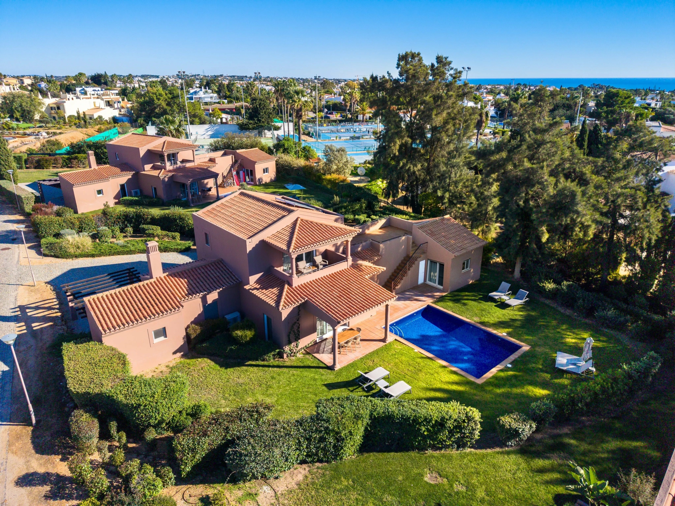 Modern T4 Villa with Private Pool in Vale da Lapa Resort