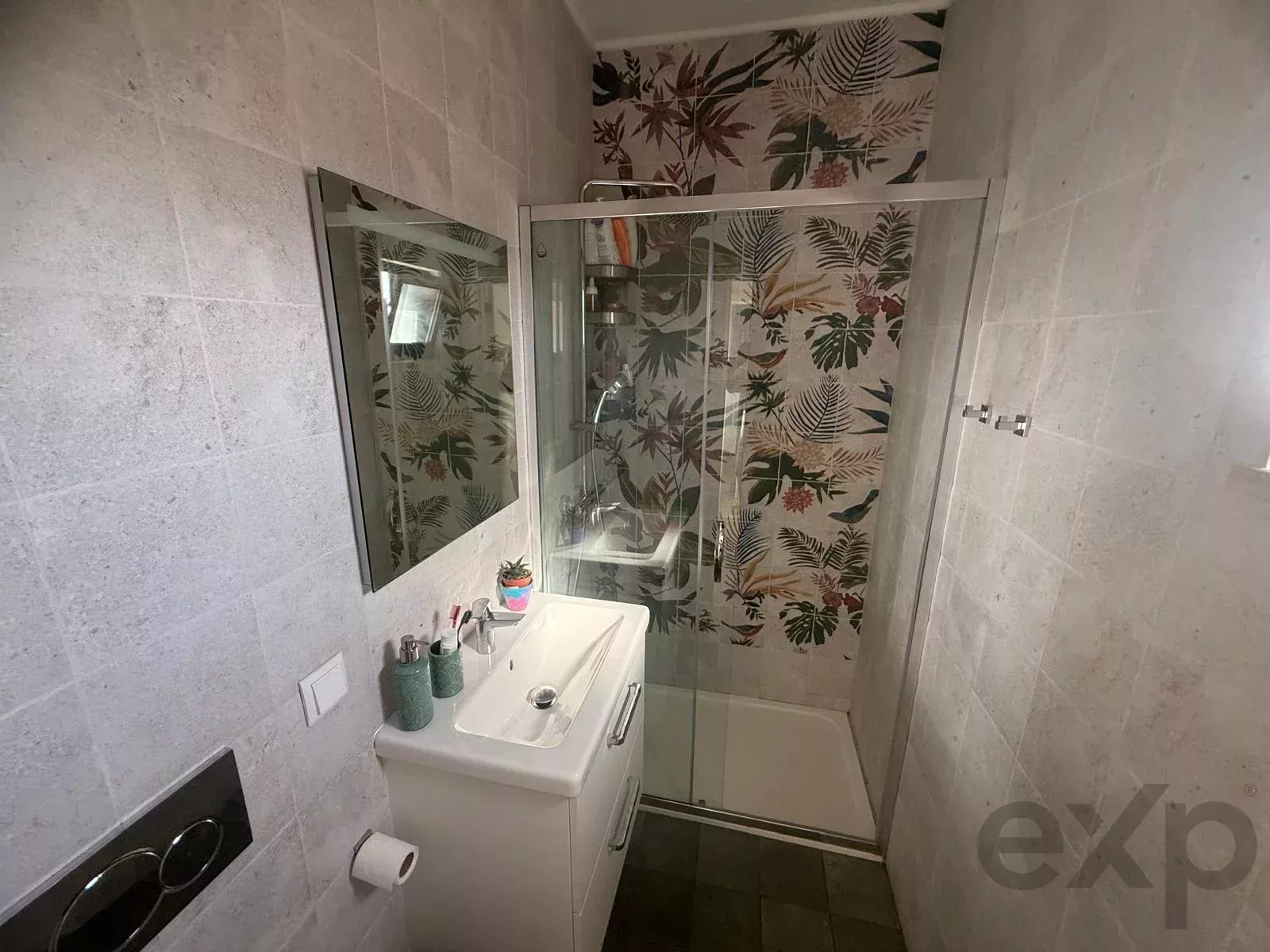 Villa individuelle en Algarve, rénovée en 2023. 4 chambres, 2 salles de bain, 108 m² sur un terrain de 1.100 m². Permis d’agrandissement jusqu’à 300 m². Jardin orienté au sud, piscine, à proximité de l’aéroport de Faro. Idéale pour Airbnb ou pour y vivre en famille.