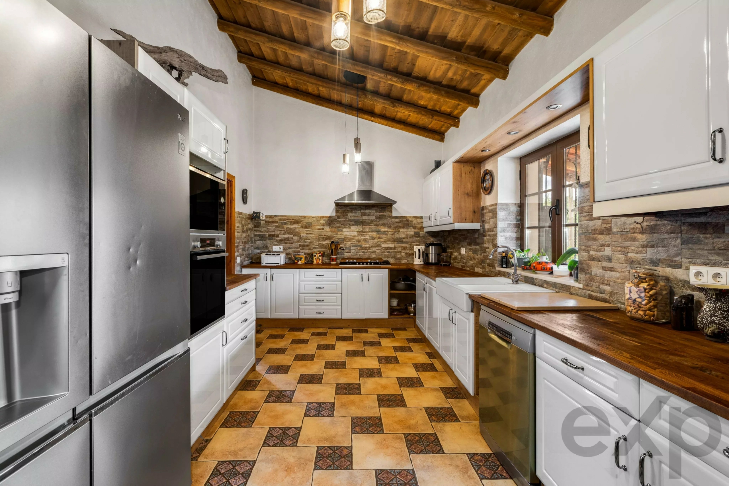 Beautiful Family Home with Equestrian Facilities Set in 2.3 hectares
