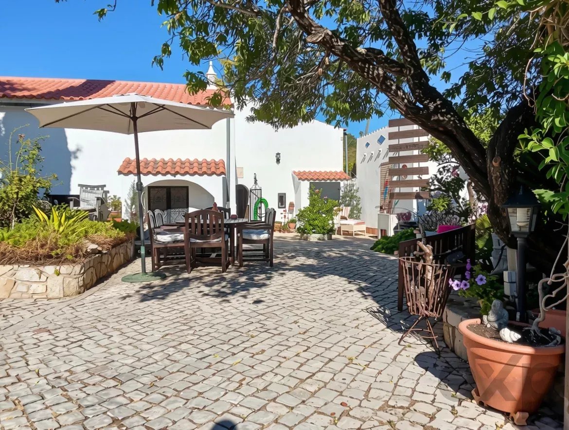 Exclusive property with five independent units and investment potential
