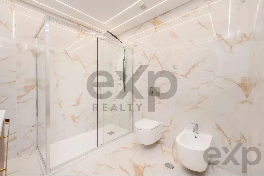 Modern 2-Bedroom Beachfront Apartment in Quarteira
