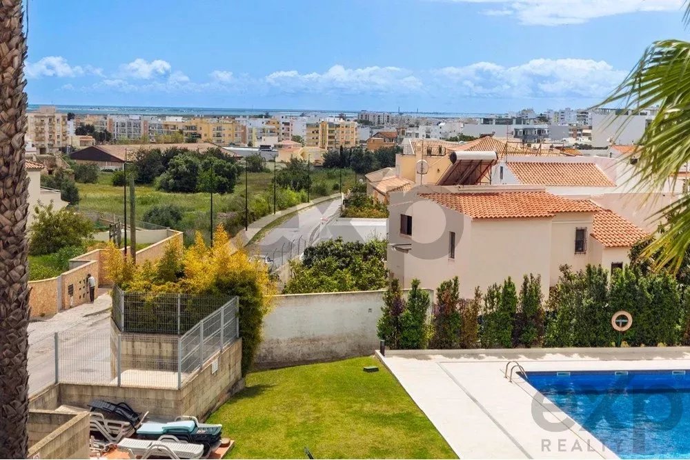 Spacious 4 bedroom apartment in Olhão, located in a luxurious condominium with two shared swimming pools and gym. Expansive interiors and terrace.
