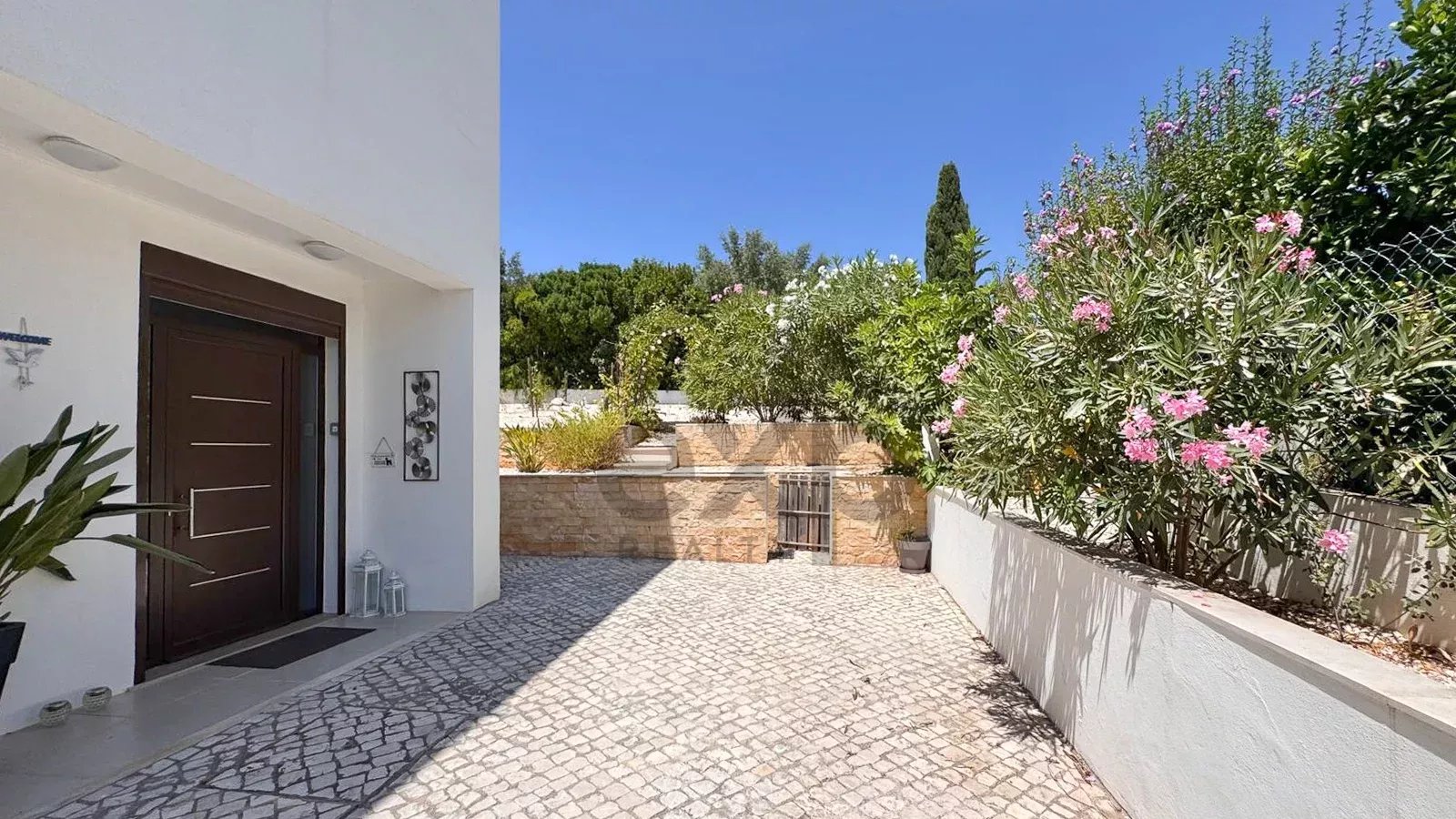 Luxury 4-bedroom villa of 437 m² with swimming pool – Mexilhoeira Grande, Portimão