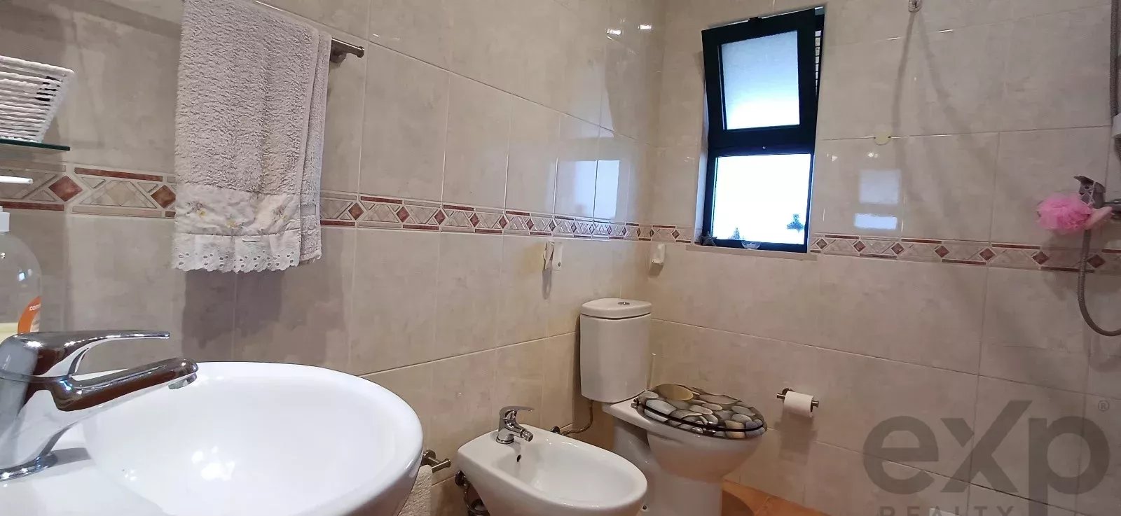 Mixed-use property with 150 m² commercial space, self-contained 2-bedroom apartment and 2,600 m² plot — 3 km from Loulé, Algarve