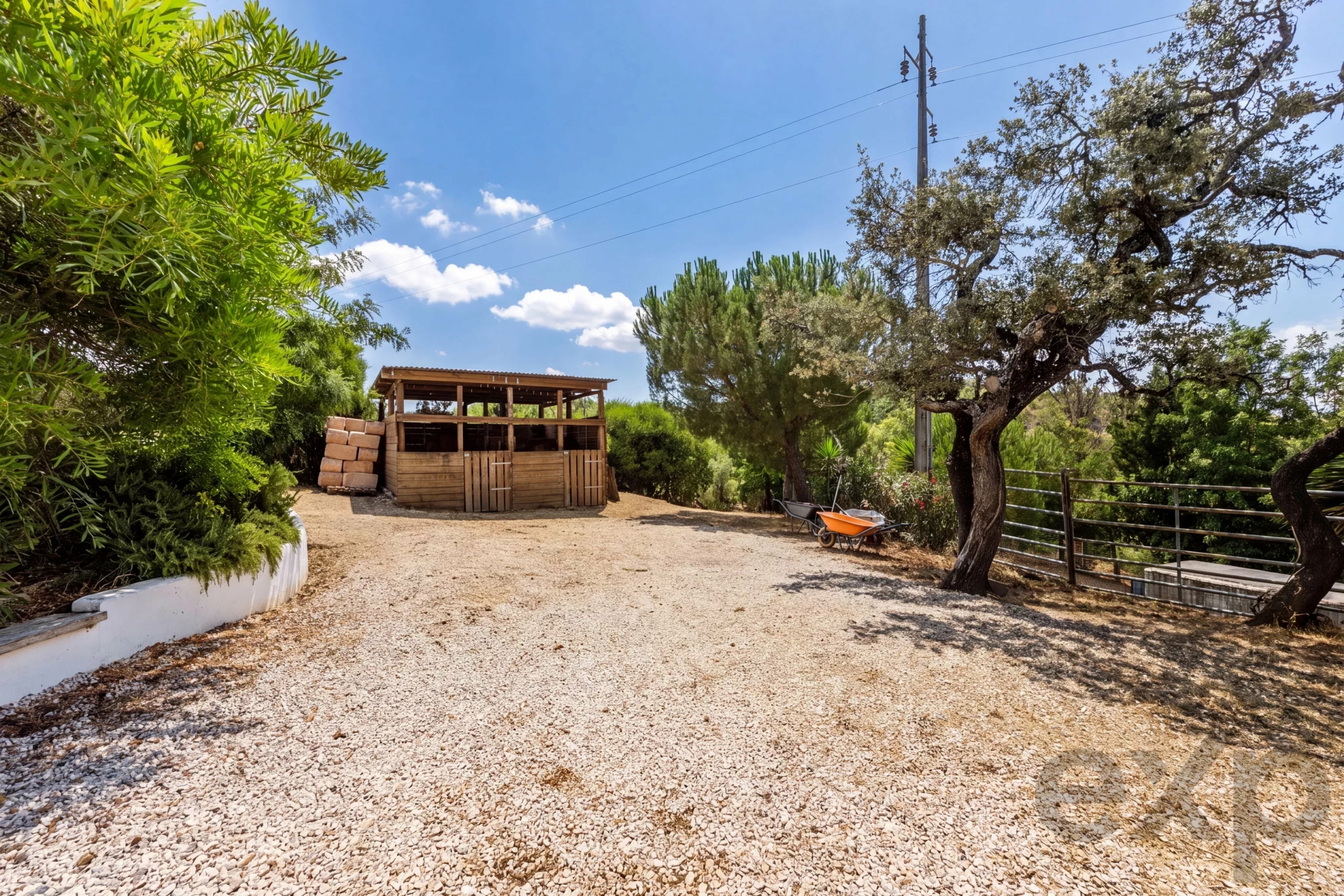 Beautiful Family Home with Equestrian Facilities Set in 2.3 hectares
