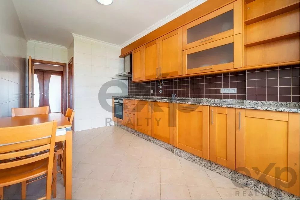 Spacious 4 bedroom apartment in Olhão, located in a luxurious condominium with two shared swimming pools and gym. Expansive interiors and terrace.
