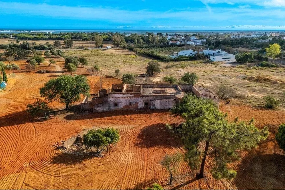 Investment Opportunity – Urban Land with Ruin and Rustic with panoramic sea views in Olhão