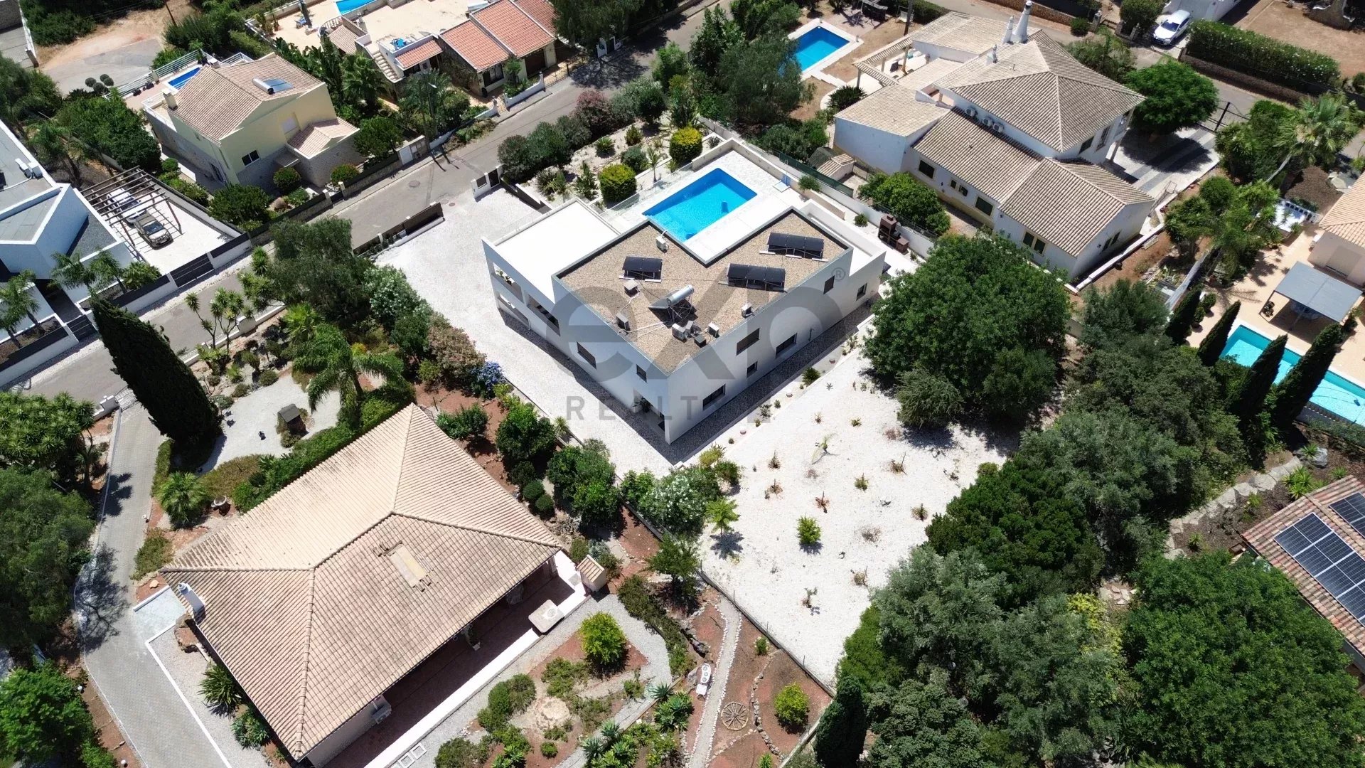 Luxury 4-bedroom villa of 437 m² with swimming pool – Mexilhoeira Grande, Portimão