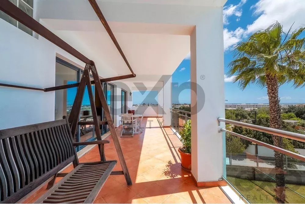 Spacious 4 bedroom apartment in Olhão, located in a luxurious condominium with two shared swimming pools and gym. Expansive interiors and terrace.