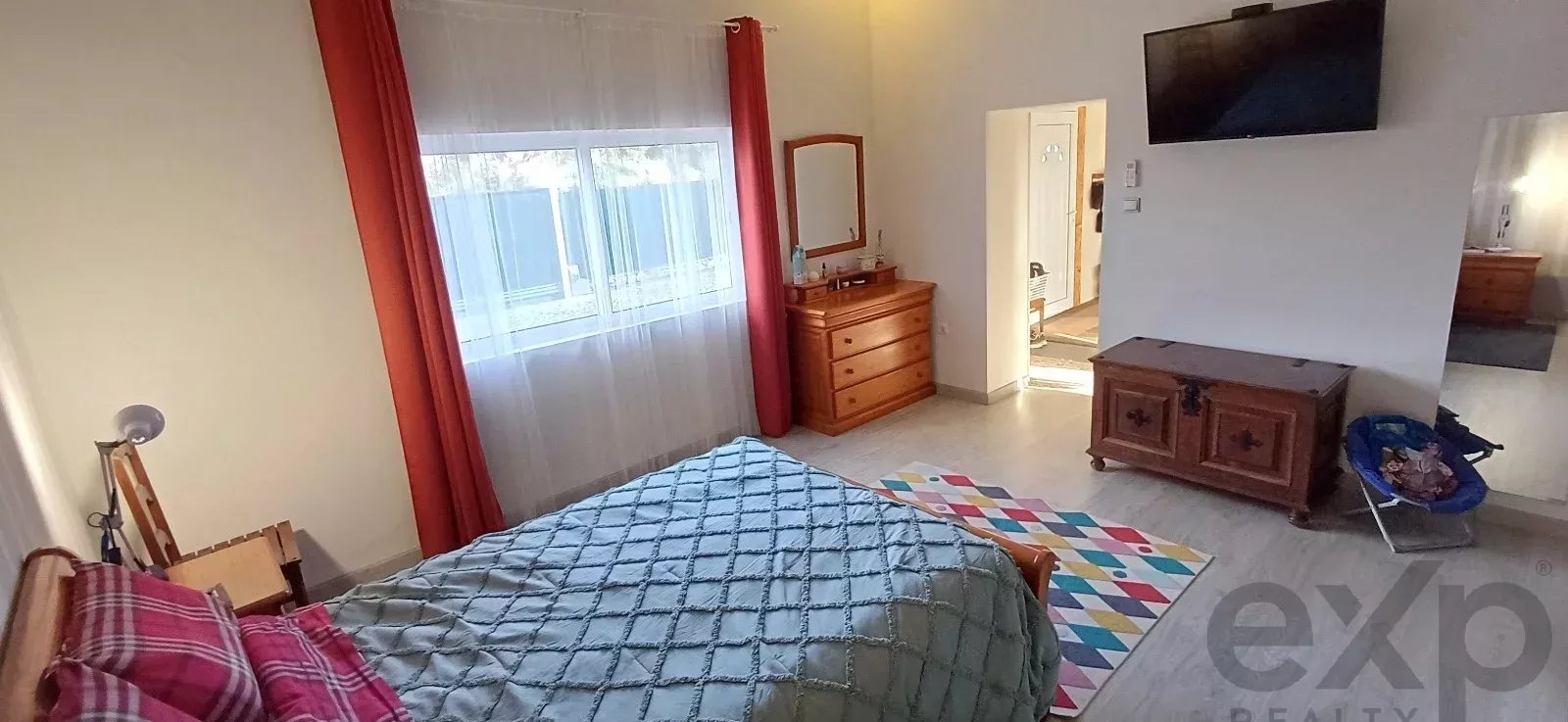 Mixed-use property with 150 m² commercial space, self-contained 2-bedroom apartment and 2,600 m² plot — 3 km from Loulé, Algarve