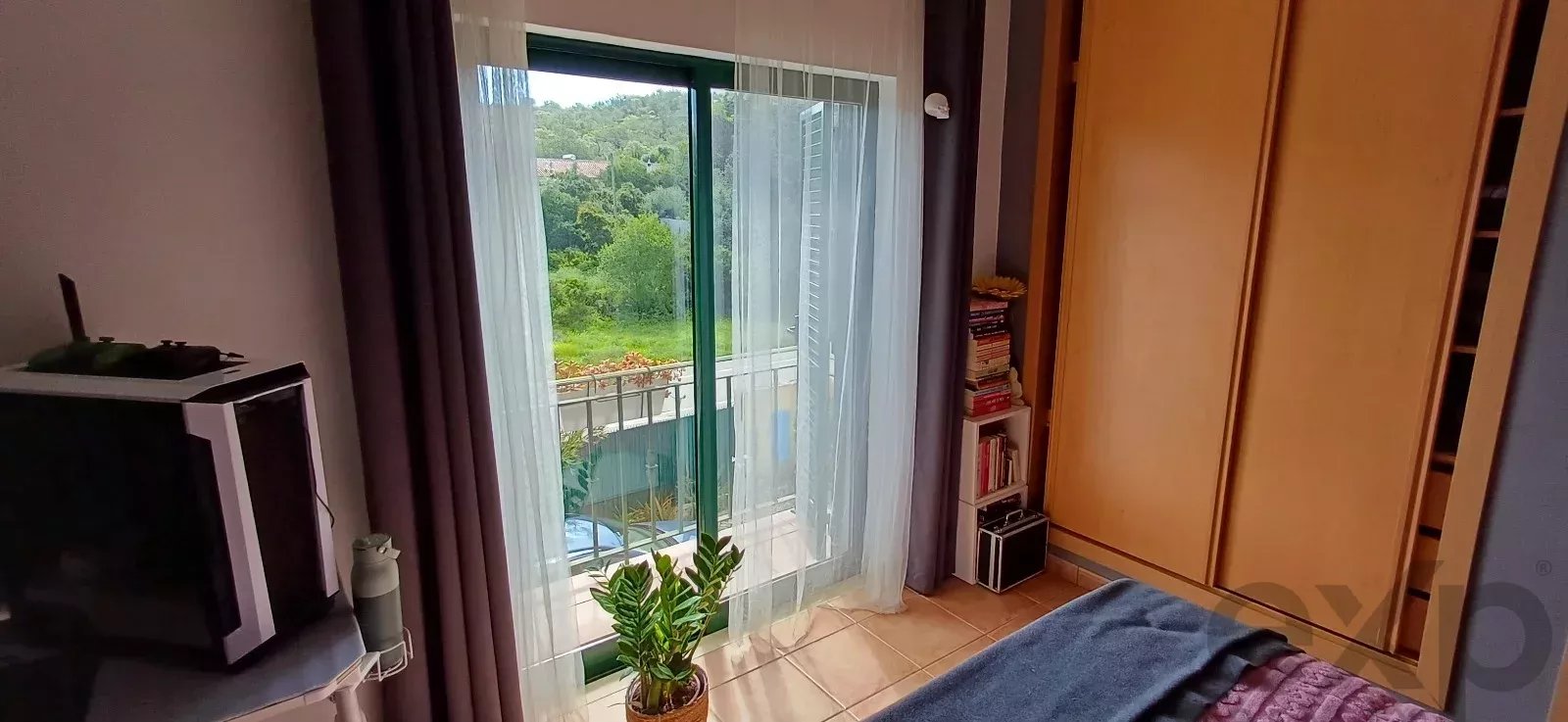 Mixed-use property with 150 m² commercial space, self-contained 2-bedroom apartment and 2,600 m² plot — 3 km from Loulé, Algarve