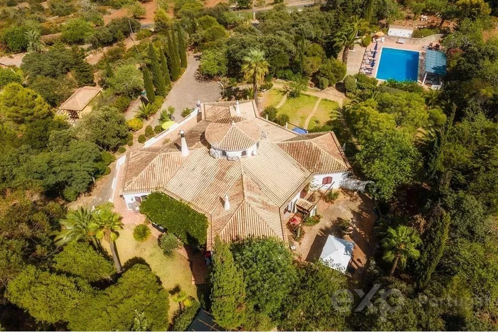 Magnificent property with pool and sea view