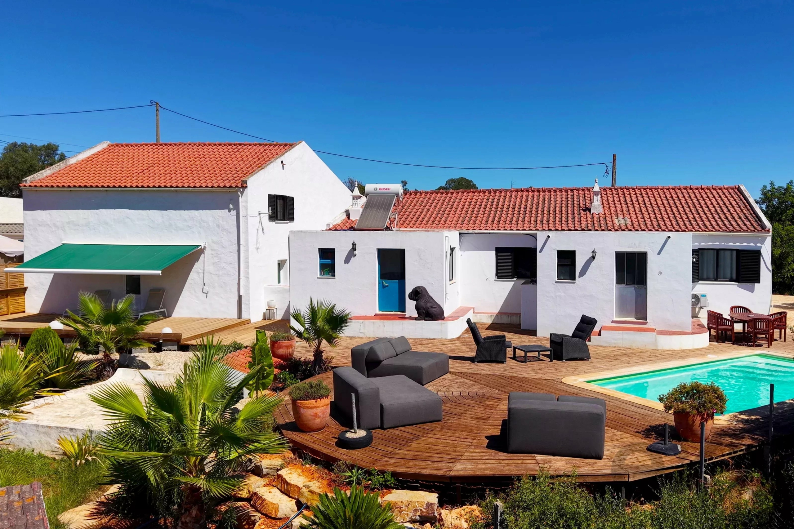 Typical Algarve house with studios, swimming pool and mountain views.