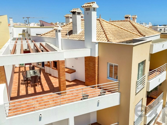 Furnished 2-bedroom apartment with terrace and parking in the centre of Cabanas de Tavira