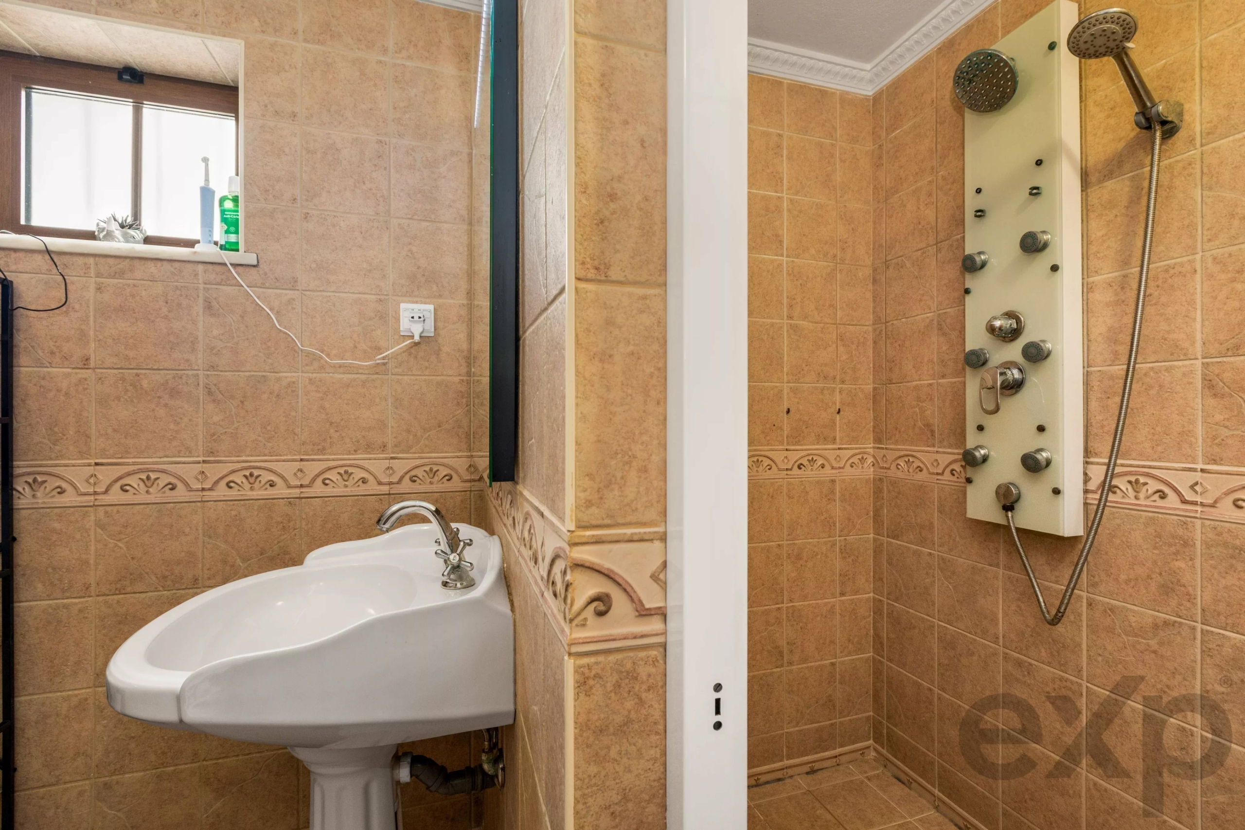 Beautiful Family Home with Equestrian Facilities Set in 2.3 hectares
