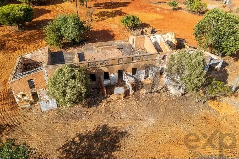 Investment Opportunity – Urban Land with Ruin and Rustic with panoramic sea views in Olhão