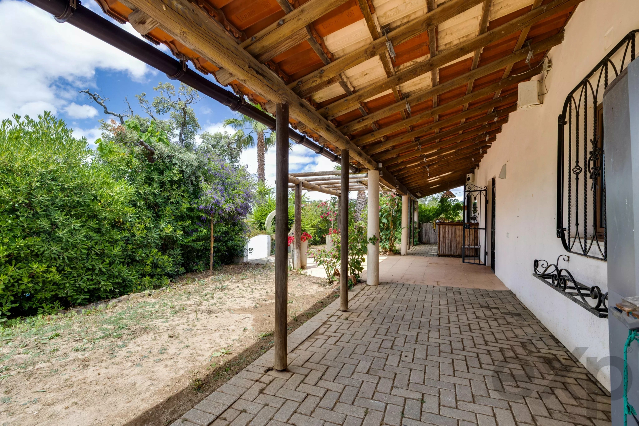 Beautiful Family Home with Equestrian Facilities Set in 2.3 hectares