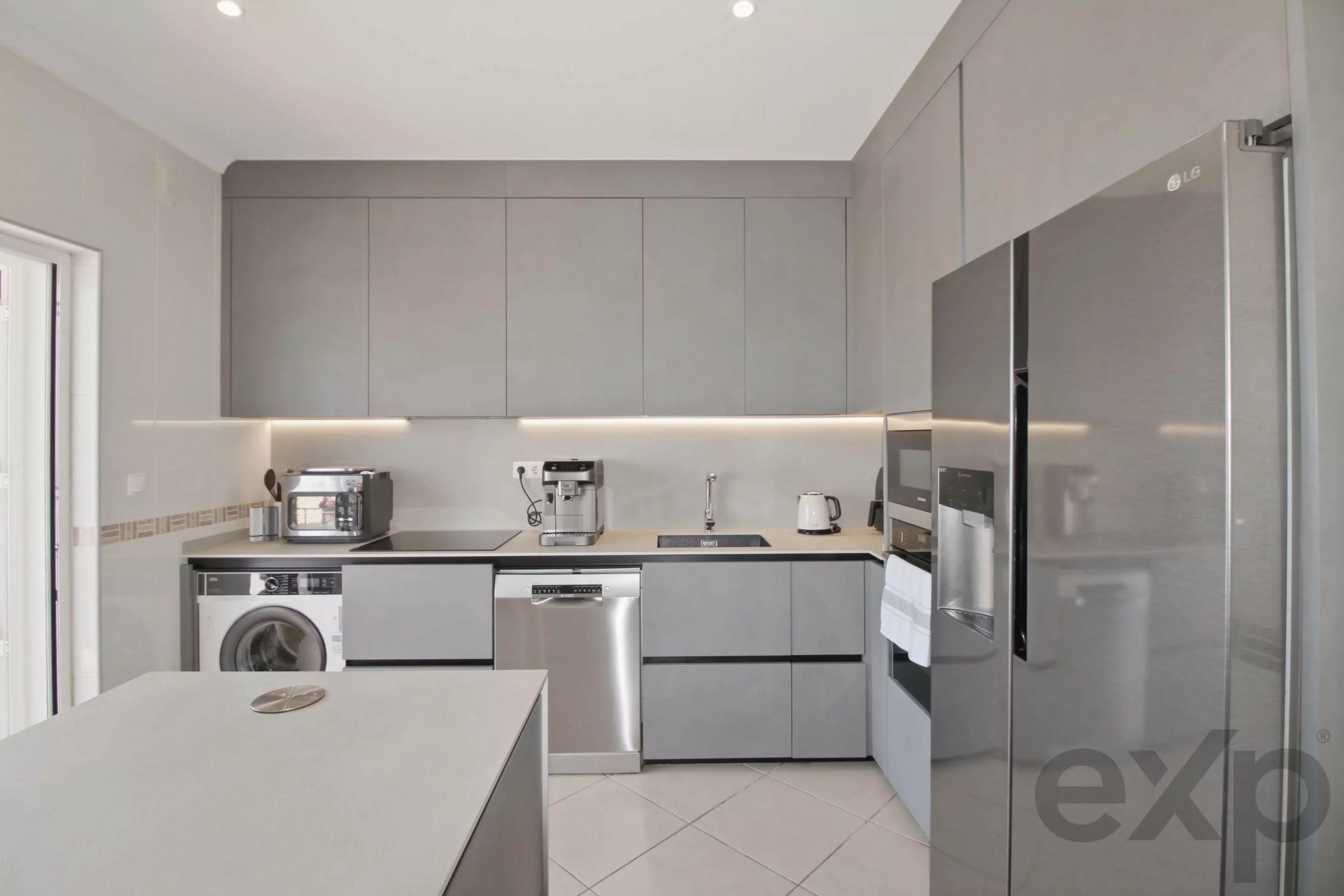Beautiful 3-townhouse next to the beach with spectacular ocean views.