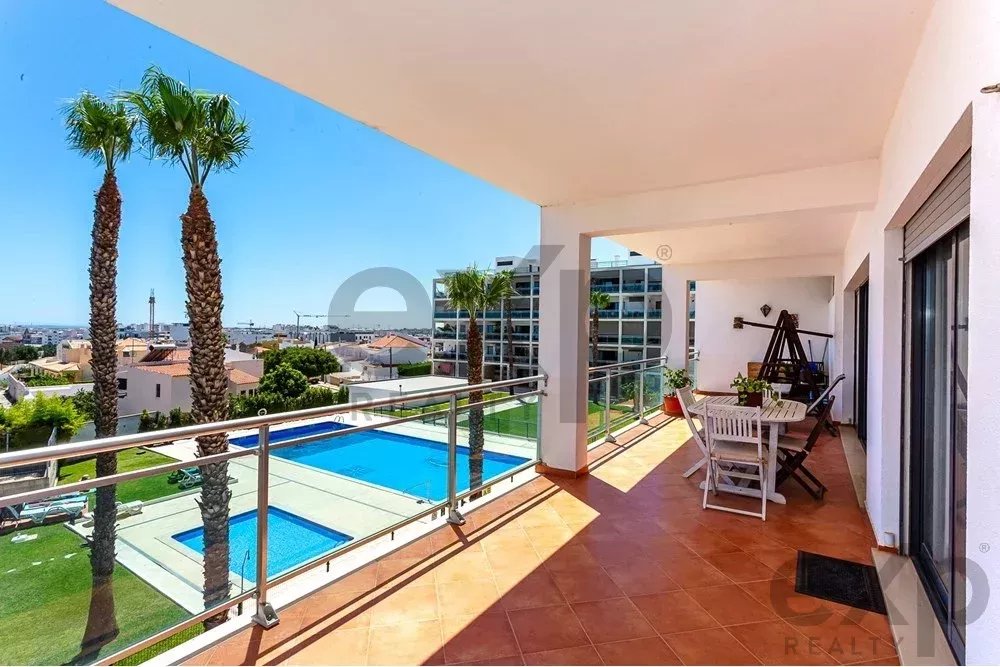 Spacious 4 bedroom apartment in Olhão, located in a luxurious condominium with two shared swimming pools and gym. Expansive interiors and terrace.